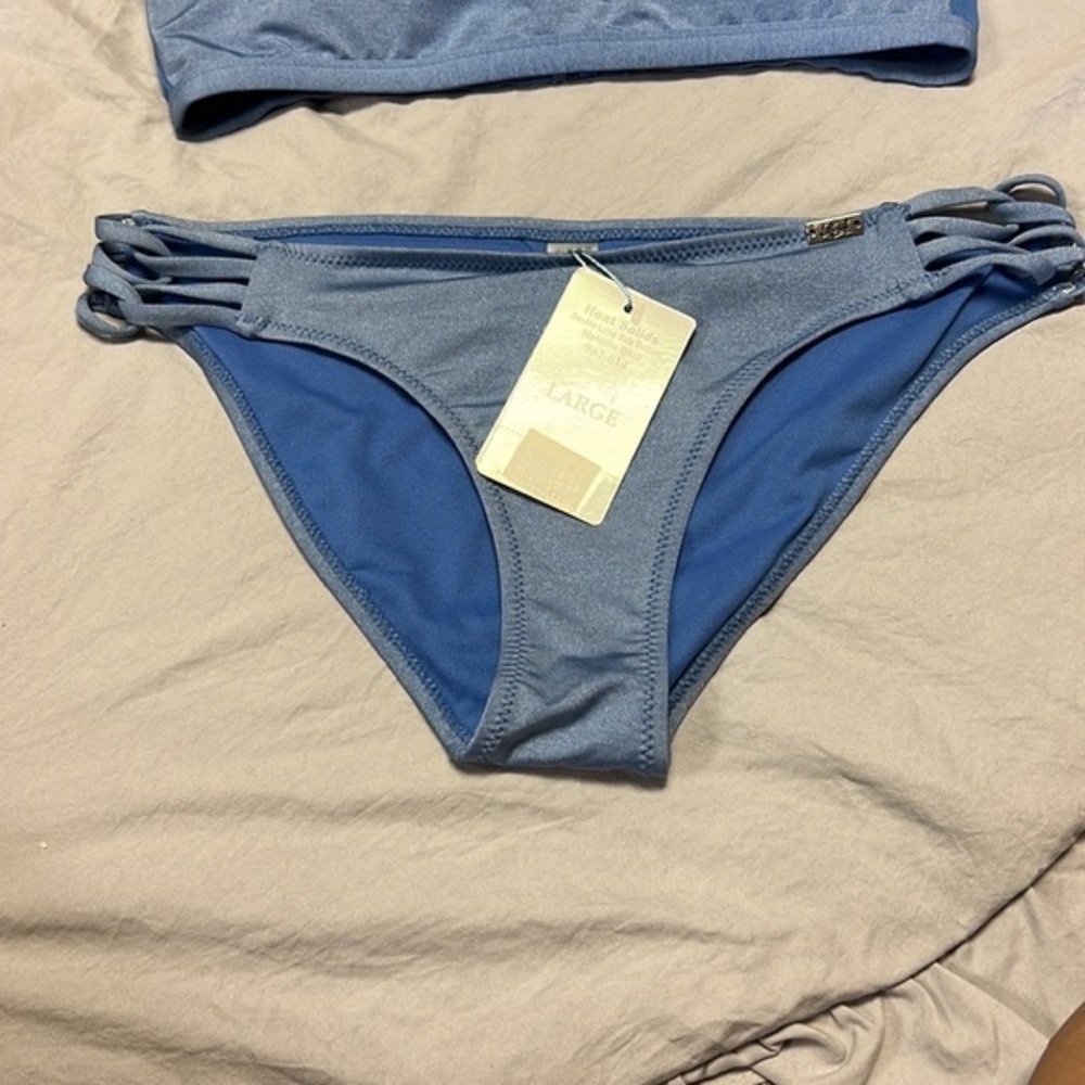 Bikini - Picture 3 of 9